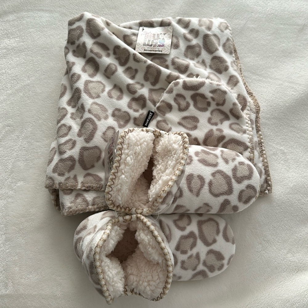 Muk Luks Leopard Print Slippers 7/8 and Short Wrap with Hand Warming Pockets